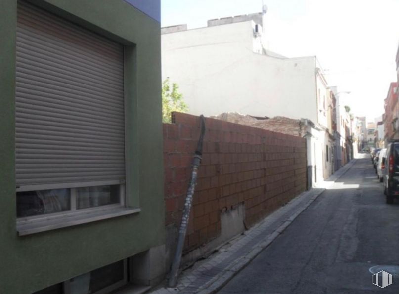 Land for sale at Calle Pico Cebollera, 46, Puente de Vallecas, Madrid, 28053 with window, building, sky, wood, road surface, brickwork, brick, asphalt, facade and house around