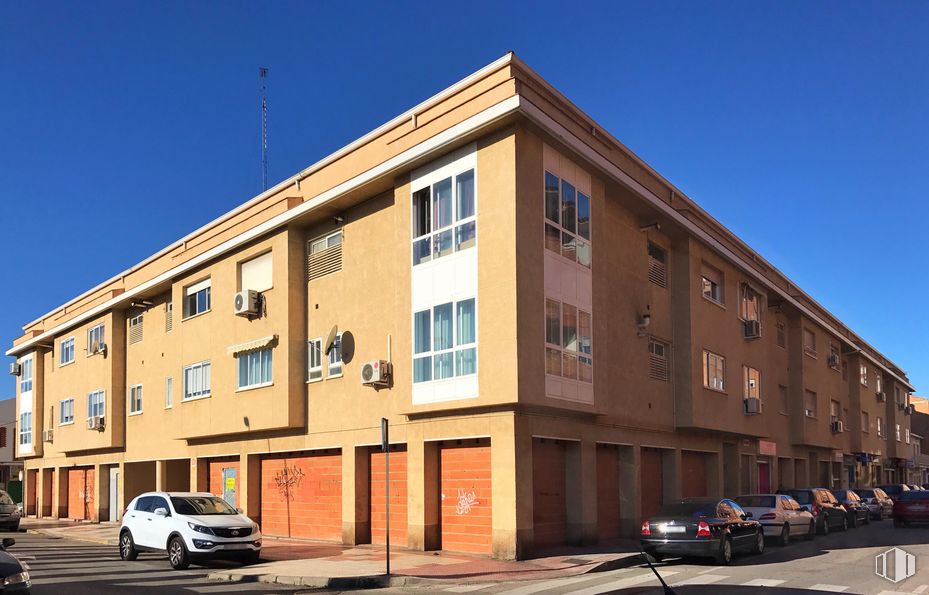 Retail for sale at Calle Toledo, 28, Azuqueca de Henares, Guadalajara, 19200 with car, building, window, sky, land vehicle, wheel, tire, property, vehicle and automotive parking light around