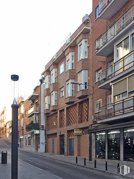 Local en venta en Calle Jabonería, 6, Alcorcón, Madrid, 28921 con edificio, cielo, propiedad, ventana, luz de la calle, diseño urbano, zona residencial, barrio, espacio público y condominio alrededor