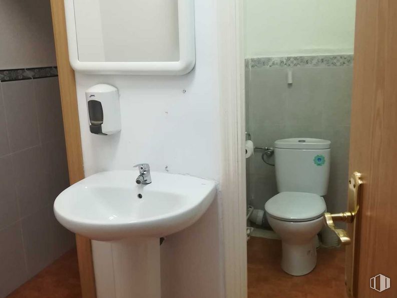 Local en venta en Zona Centro, Boadilla del Monte, Madrid, 28660 con inodoro, fregadero, grifo, lavabo de baño, accesorio de fontanería, propiedad, fotografía, espejo, blanco y morado alrededor