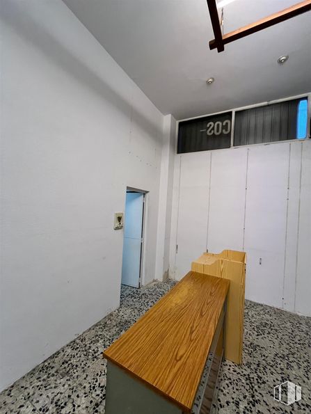 Local en alquiler en Zona Antonio Machado, Moncloa - Aravaca, Madrid, 28035 con mesa de trabajo, puerta, propiedad, edificio, madera, accesorio, interiorismo, suelos, tinte para madera y suelo alrededor