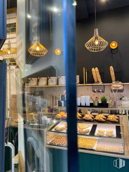 Retail for rent at Calle General Pardiñas, Salamanca, Madrid, 28006 with lighting, light fixture, food, display case, glass, bakery, restaurant, retail, finger food and dessert around