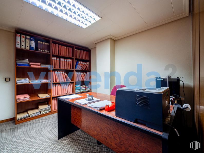 Oficina en venta en Calle Doctor Esquerdo, Retiro, Madrid, 28007 con estantería, escritorio, mueble, mesa, estante, edificio, interiorismo, estantería, suelo y ventana alrededor