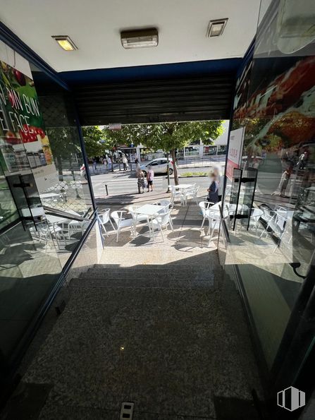 Retail for rent at Casco urbano, Arganda del Rey, Madrid, 28500 with person, shade, building, floor, flooring, chair, plant, glass, city and ceiling around