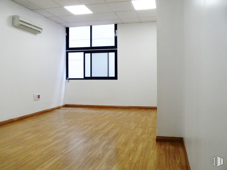 Oficina en alquiler en Calle Progreso, Getafe, Madrid, 28906 con ventana, edificio, pasillo, madera, accesorio, suelo, tinte para madera, piso, sombra y madera alrededor