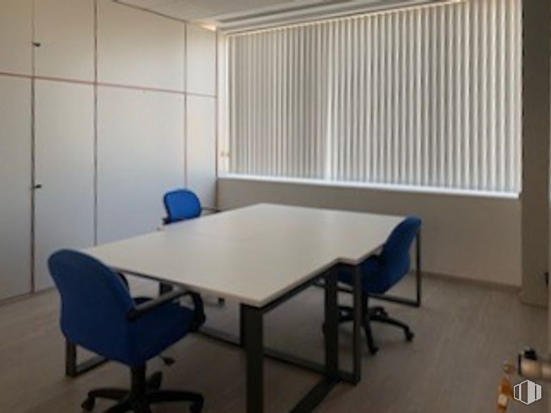 Oficina en alquiler en Edificio Oficant, Ronda Poniente, 15, Tres Cantos, Madrid, 28760 con silla, escritorio, mesa, mueble, edificio, accesorio, interiorismo, suelo, madera y suelos alrededor