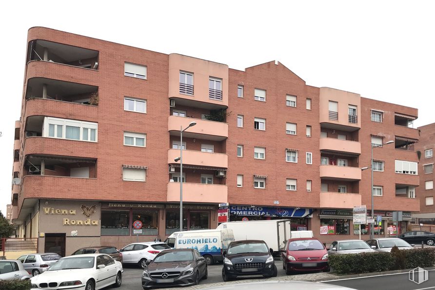 Retail for sale & for rent at Ronda Buenavista, Toledo, 04005 with car, building, automotive parking light, wheel, land vehicle, tire, vehicle, property, window and sky around