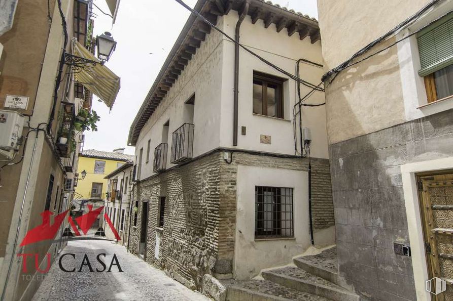 Office for sale at Calle Pozo Amargo, Toledo, 45002 with window, door, building, house, sky, neighbourhood, alley, road surface, road and flooring around