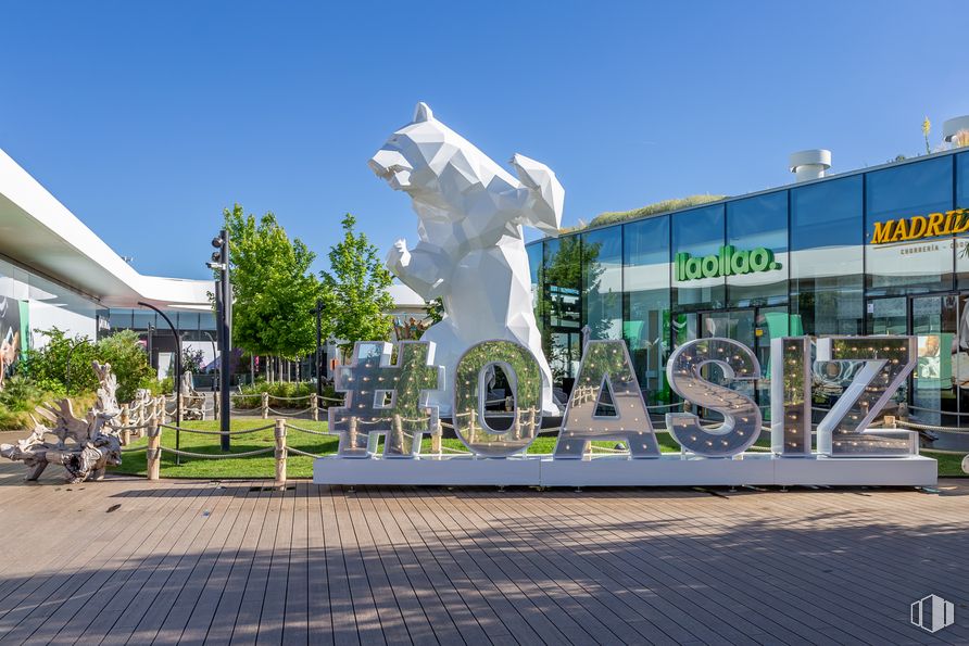 Local en alquiler en Centro Comercial Oasiz, Zona comercial, Torrejón de Ardoz, Madrid, 28850 con cielo, planta, diseño urbano, escultura, árbol, ocio, arte, estatua, fachada y carretera alrededor