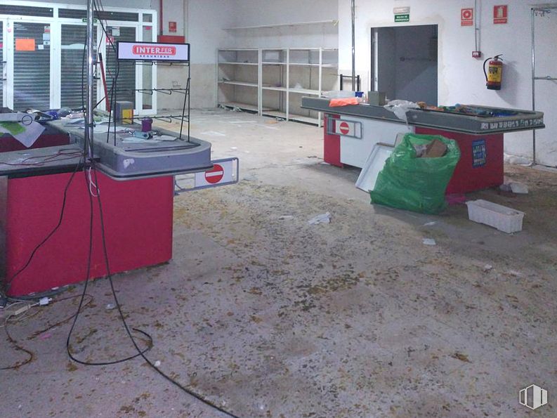 Retail for sale & for rent at Zona San Antonio, Ávila, 05005 with luggage & bags, flooring, building, gas, machine, engineering, waste container, wood, stool and room around