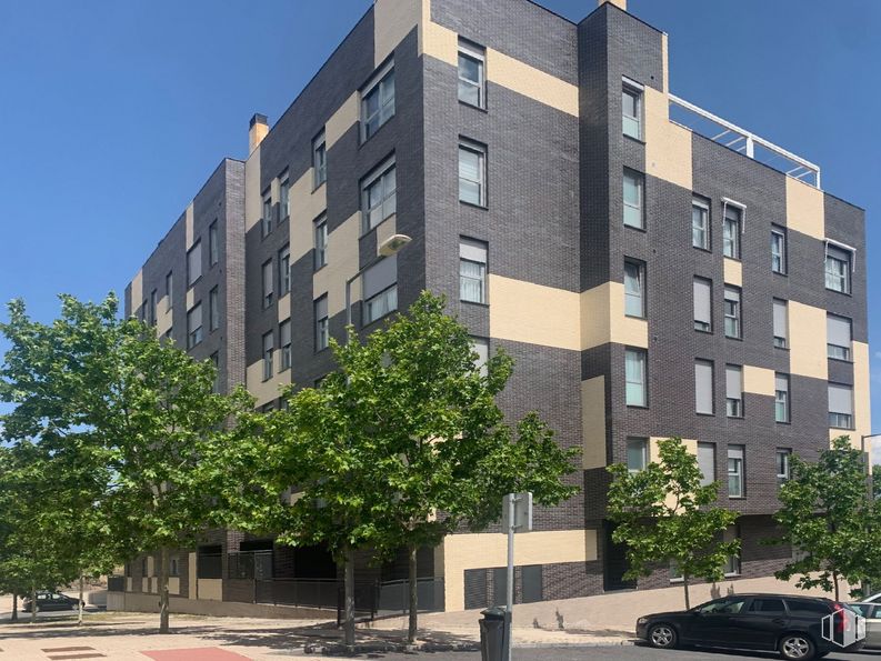 Retail for sale at Calle Banderas de Castilla, 11, Ávila, 05001 with car, building, sky, property, wheel, tire, window, tower block, condominium and street light around