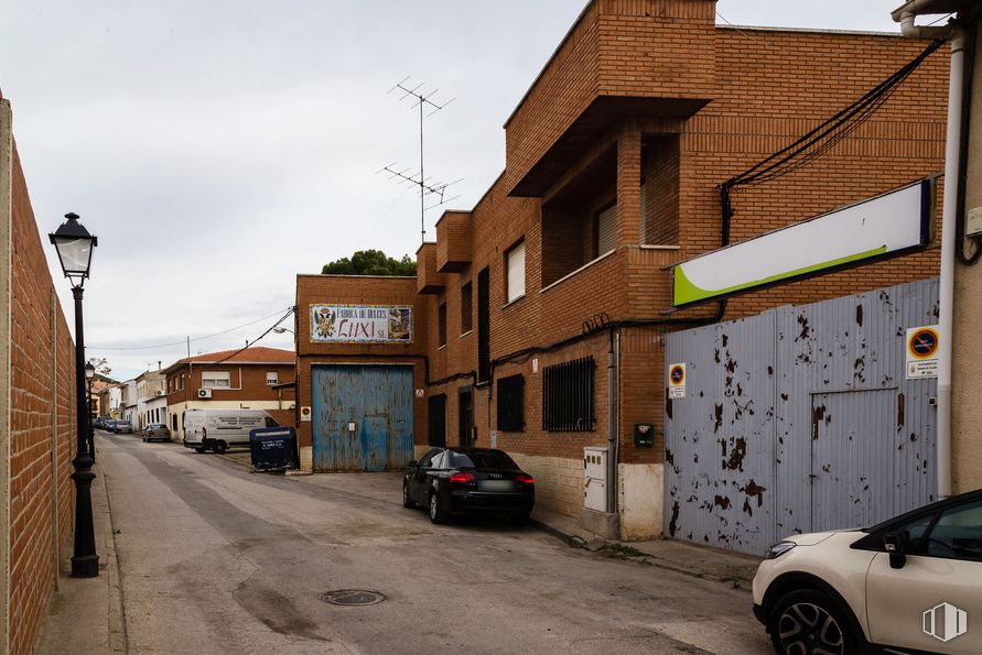 Industrial for sale at Calle Vega, 11, Morata de Tajuña, Madrid, 28530 with car, wheel, building, automotive parking light, tire, land vehicle, vehicle, sky, window and infrastructure around