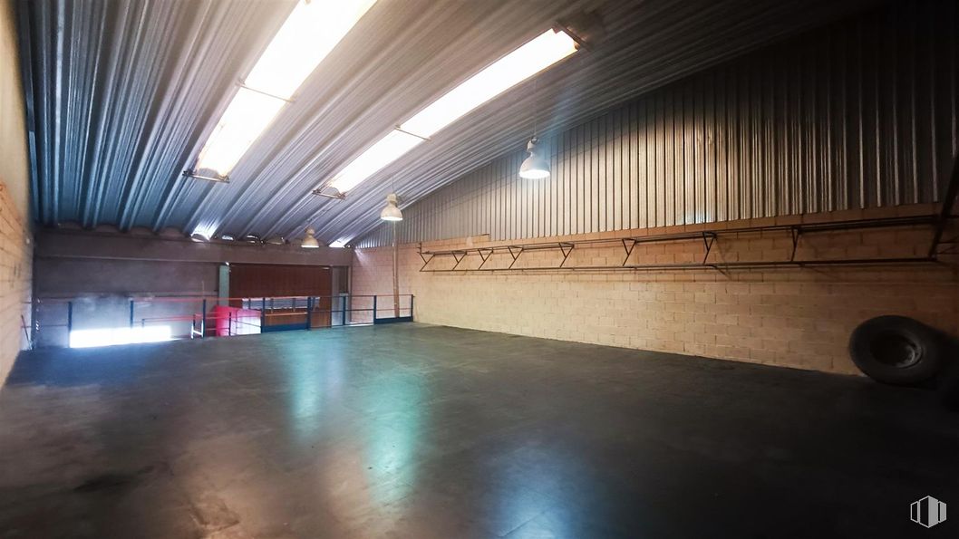 Industrial for sale at Calle Azuela, Collado Villalba, Madrid, 28400 with light fixture, lighting, tire, wheel, flooring, floor, ceiling, hall, hardwood and wood flooring around