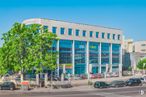 Office for rent at Edificio Isósceles, Avenida Industria, 9, Alcobendas, Madrid, 28108 with building, car, sky, wheel, window, vehicle, tire, tree, urban design and neighbourhood around