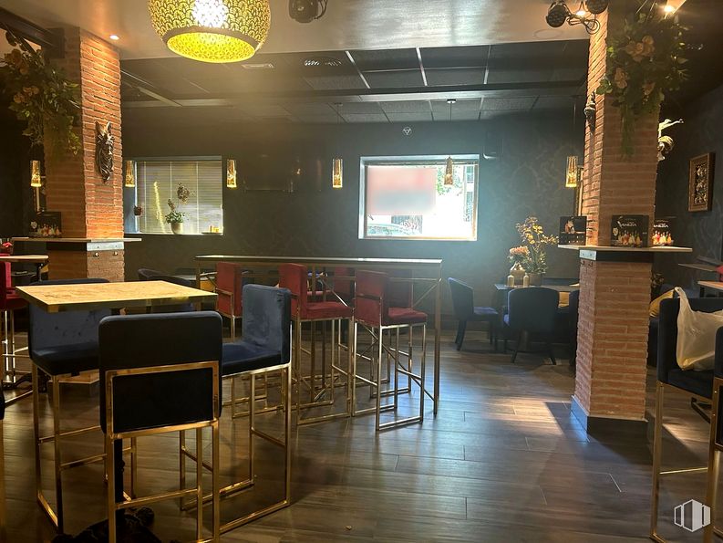 Retail for rent at Calle Eras, Aranjuez, Madrid, 28300 with lighting, chair, table, property, interior design, floor, flooring, drinking establishment, bar stool and wood around