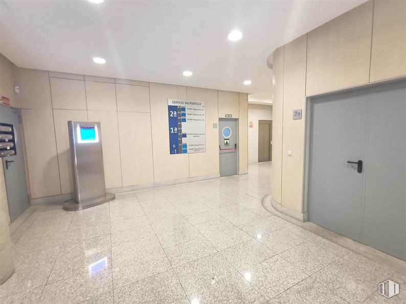 Oficina en alquiler en Calle Valportillo I, 1, Alcobendas, Madrid, 28100 con ebanistería, edificio, puerta, suelos, suelo, accesorio, techo, evento, hall y vidrio alrededor