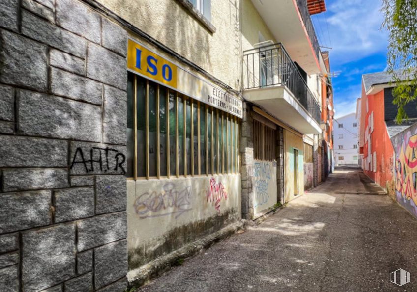 Retail for sale at Calle Nueva, Guadarrama, Madrid, 28440 with window, road surface, building, asphalt, neighbourhood, wall, tree, sky, brick and art around