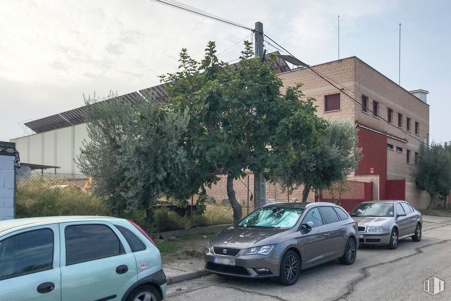 Nave en alquiler en Calle del Uranio, 10, San Martín de la Vega, Madrid, 28330 con coche, ventana, edificio, neumático, rueda, luz de estacionamiento automotriz, vehículo terrestre, cielo, vehículo y planta alrededor