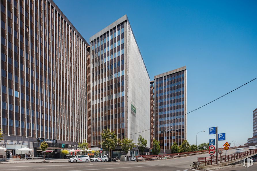 Local en alquiler en Edificio Centro Norte, Calle Agustín de Foxá, 29, Chamartín, Madrid, 28036 con cielo, edificio, bloque de torre, diseño urbano, condominio, barrio, luz de la calle, área residencial, ventana y rascacielos alrededor