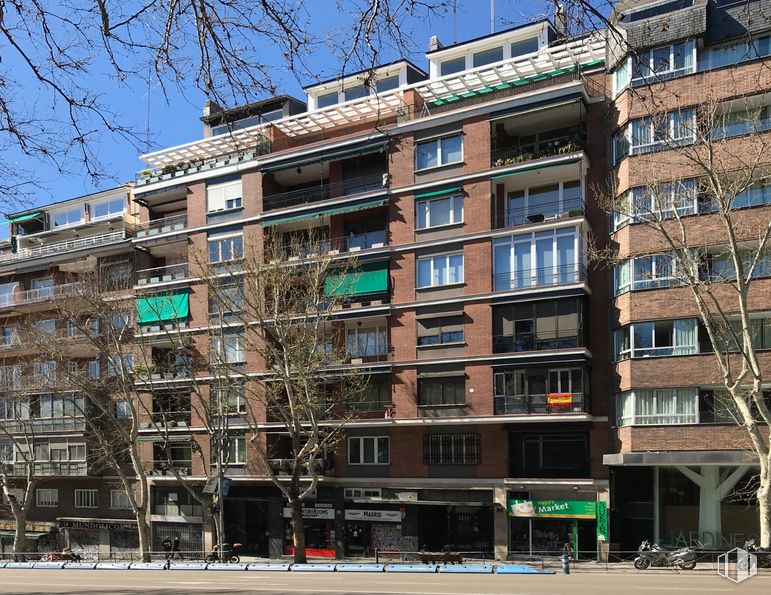 Local en alquiler y venta en Cuesta San Vicente, Moncloa - Aravaca, Madrid, 28008 con edificio, cielo, día, propiedad, ventana, bloque de torre, diseño urbano, árbol, condominio y barrio alrededor