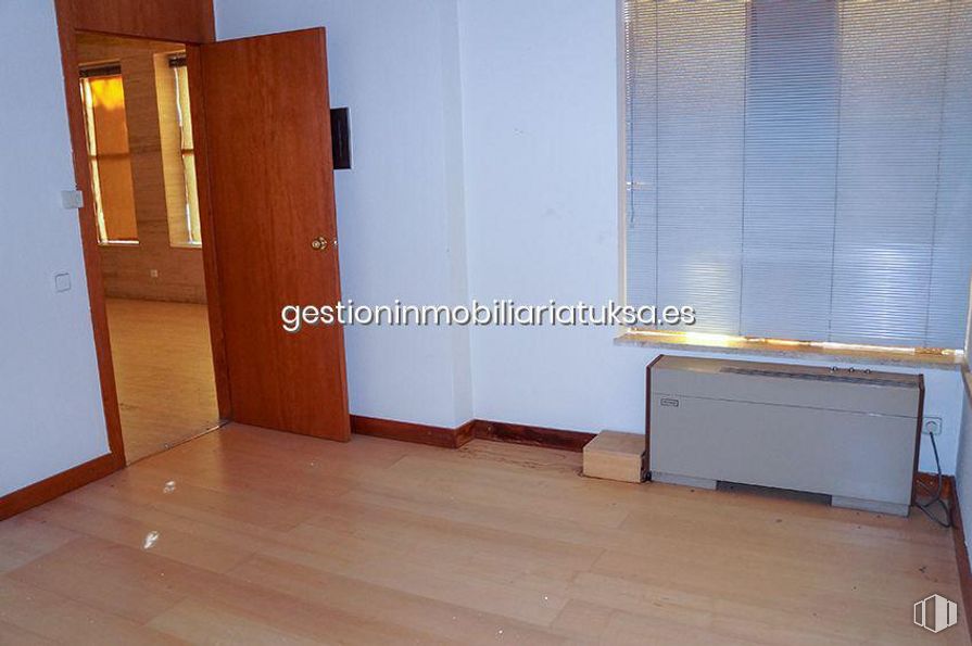 Retail for rent at Plaza de Santa Ana, Ávila, 05001 with cabinetry, window blind, property, building, window, fixture, wood, door, flooring and wall around