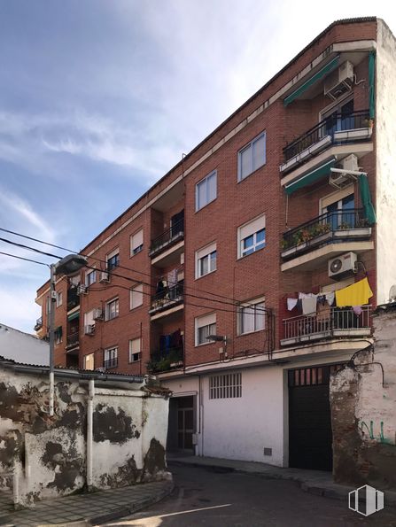 Retail for sale at Calle Alba, 7, Talavera de la Reina, Toledo, 45600 with building, cloud, sky, window, plant, fixture, urban design, door, residential area and brick around