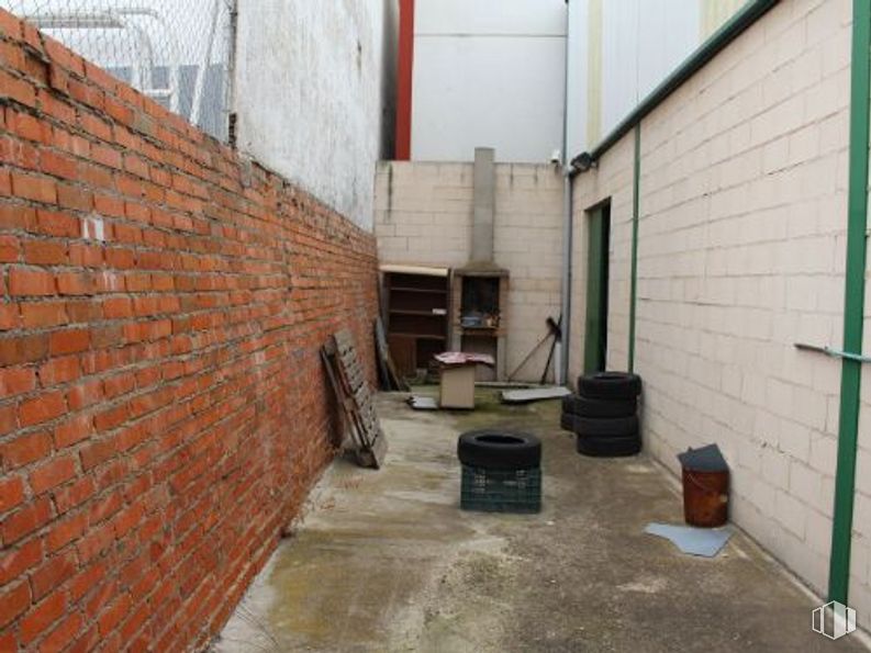 Industrial for sale at Calle Príncipe de Asturias, Villarejo de Salvanés, Madrid, 28590 with container, building, road surface, brickwork, wood, barrel, brick, automotive tire, flooring and wall around