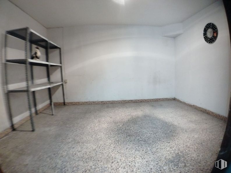 Retail for sale & for rent at Calle Arboleda, 21, Getafe, Madrid, 28901 with bookcase, building, fixture, flooring, floor, wood, shelf, door, house and tints and shades around