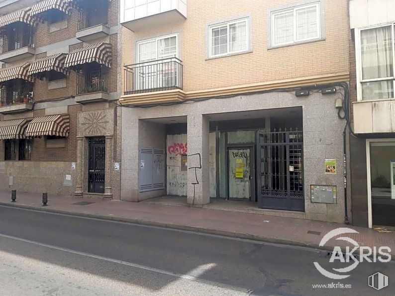 Local en venta en Avenida Fuenlabrada, Leganés, Madrid, 28912 con ventana, edificio, puerta, zona residencial, inmobiliario, accesorio, fachada, gas, diseño urbano y ciudad alrededor