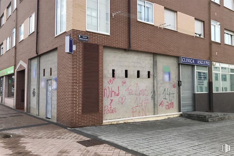 Local en alquiler y venta en Plaza Espronceda, 22, Segovia, 40006 con edificio, ventana, superficie de la carretera, asfalto, albañilería, ladrillo, acera, accesorio, fuente y madera alrededor