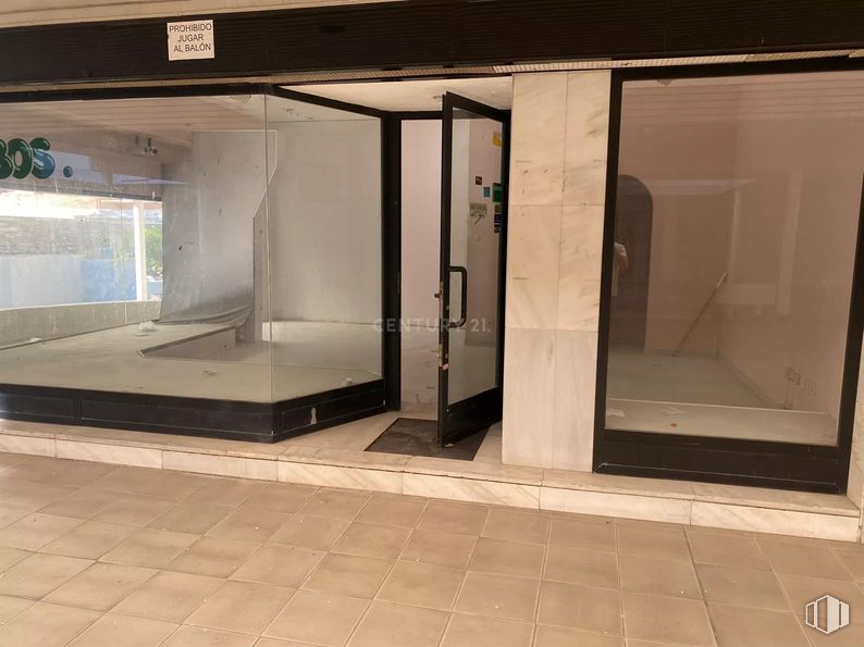 Retail for sale & for rent at Calle Cañadilla, Las Rozas de Madrid, Madrid, 28230 with door, fixture, building, automotive exterior, vehicle door, glass, facade, flooring, aluminium and metal around