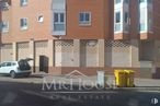 Retail for sale at Calle Postdam, 1, Ciudad Lineal, Madrid, 28032 with window, tire, car, wheel, building, vehicle, asphalt, neighbourhood, road surface and wall around