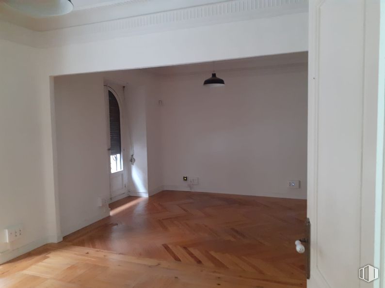 Oficina en alquiler en Zona Arguelles, Moncloa - Aravaca, Madrid, 28008 con lámpara, alumbrado, edificio, madera, accesorio, ventana, suelos, tinte para madera, sombra y pintura alrededor