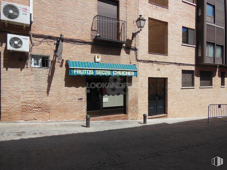 Retail for rent at Zona Antequeruela y Covachuelas, Toledo, 45003 with building, door, window, brickwork, brick, road surface, neighbourhood, facade, city and sidewalk around