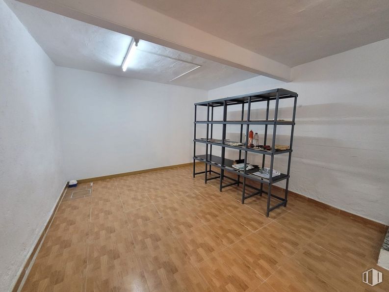 Retail for rent at Calle Hermanos Machado, Ciudad Lineal, Madrid, 28017 with bookcase, furniture, wood, hall, floor, flooring, art, house, building and hardwood around