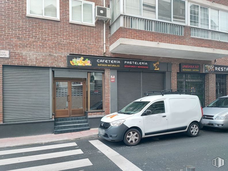 Local en venta en Calle Goya, Collado Villalba, Madrid, 28400 con coche, ventana, neumático, rueda, puerta, exterior del automóvil, luz de estacionamiento, iluminación del automóvil, sistema de ruedas para automóviles y luces traseras y de freno alrededor