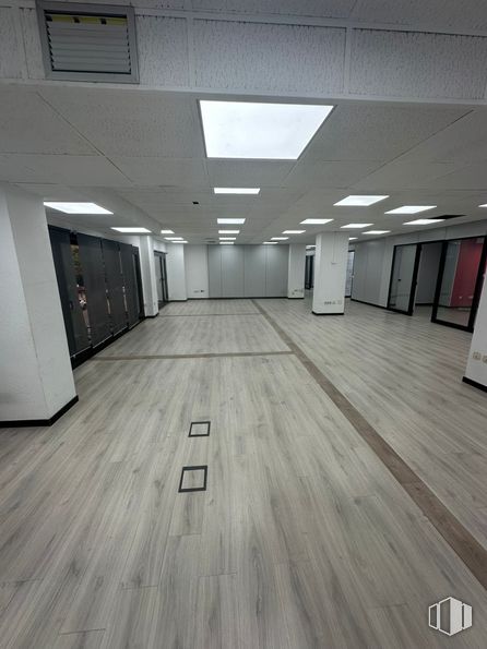 Office for rent at Calle Téllez, 24, Retiro, Madrid, 28007 with light fixture, lighting, flooring, floor, ceiling, interior design, wood flooring, silver, tile flooring and hardwood around