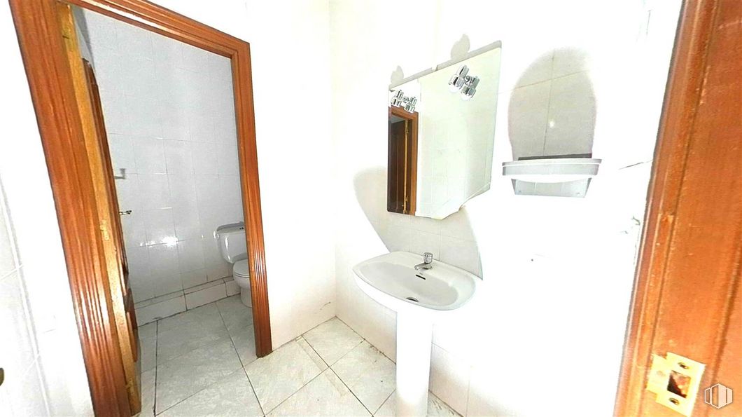 Office for sale at Calle Francisco Aritio, Guadalajara, 19004 with toilet, sink, mirror, tap, plumbing fixture, property, bathroom sink, building, bathroom and fixture around