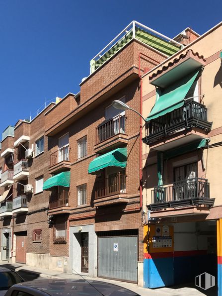 Industrial for sale at Calle Papagayo, 25, Carabanchel, Madrid, 28025 with window, sky, building, property, azure, urban design, house, neighbourhood, residential area and tire around