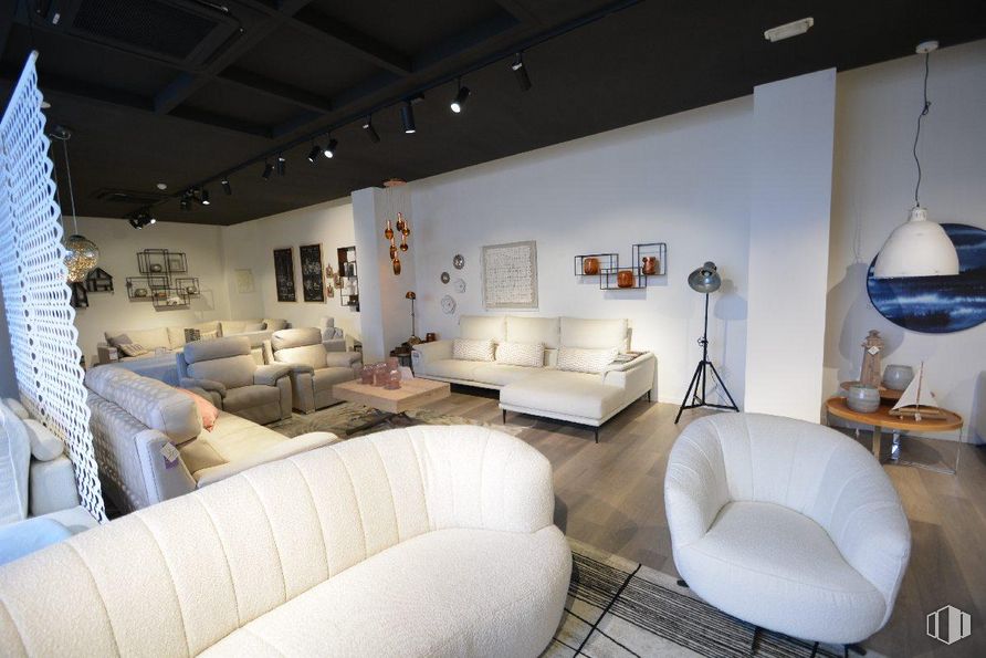 Retail for rent at Zona Európolis, Las Rozas de Madrid, Madrid, 28230 with couch, lighting, chair, table, furniture, picture frame, interior design, floor, house and lamp around