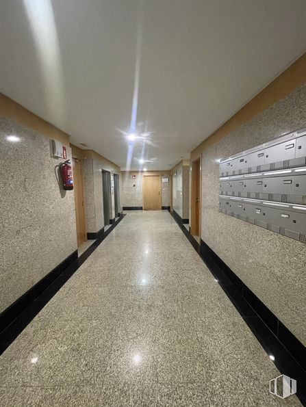 Oficina en venta en Calle Perú, Las Rozas de Madrid, Madrid, 28290 con puerta, suelos, madera, suelo, hall, casa, electricidad, simetría, techo y hormigón alrededor