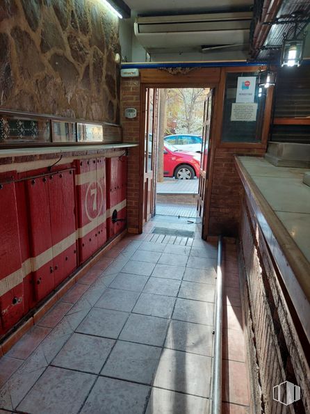 Retail for sale & for rent at Calle Manojo de Rosas, 49, Villaverde, Madrid, 28041 with tire, wheel, vehicle, wood, automotive lighting, flooring, floor, building, motor vehicle and brickwork around