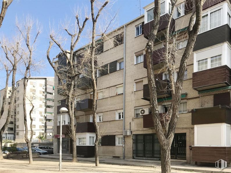 Local en venta en Plaza Platón, Ciudad Lineal, Madrid, 28027 con edificio, ventana, cielo, diseño urbano, condominio, bloque de pisos, árbol, inmobiliario, fachada y ciudad alrededor