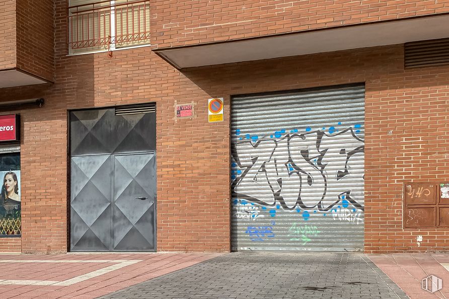 Retail for sale at Avenida Portugal, 7, Getafe, Madrid, 28907 with door, fixture, road surface, brickwork, brick, wood, window, building material, asphalt and wall around