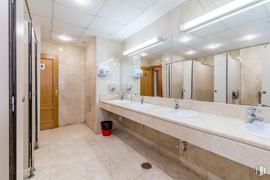 Oficina en venta en Calle Mahón, Las Rozas de Madrid, Madrid, 28230 con fregadero, puerta, espejo, grifo, propiedad, accesorios de fontanería, interiorismo, cuarto de baño, lavabo y arquitectura alrededor