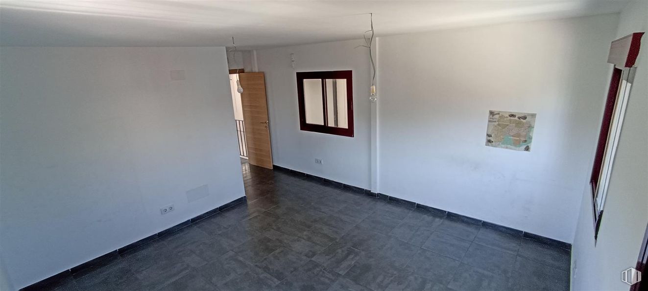 Nave en alquiler en Calle Gremio de los Tejeros, 6, Segovia, 40195 con puerta, accesorio, pintura, ventana, madera, suelo, suelos, edificio, techo y arte alrededor