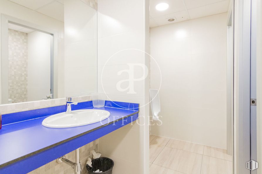 Oficina en alquiler y venta en Calle Alfonso Gómez, San Blas - Canillejas, Madrid, 28037 con fregadero, accesorios de fontanería, grifo, cuarto de baño, edificio, fluido, morado, accesorio, lavabo y suelo alrededor