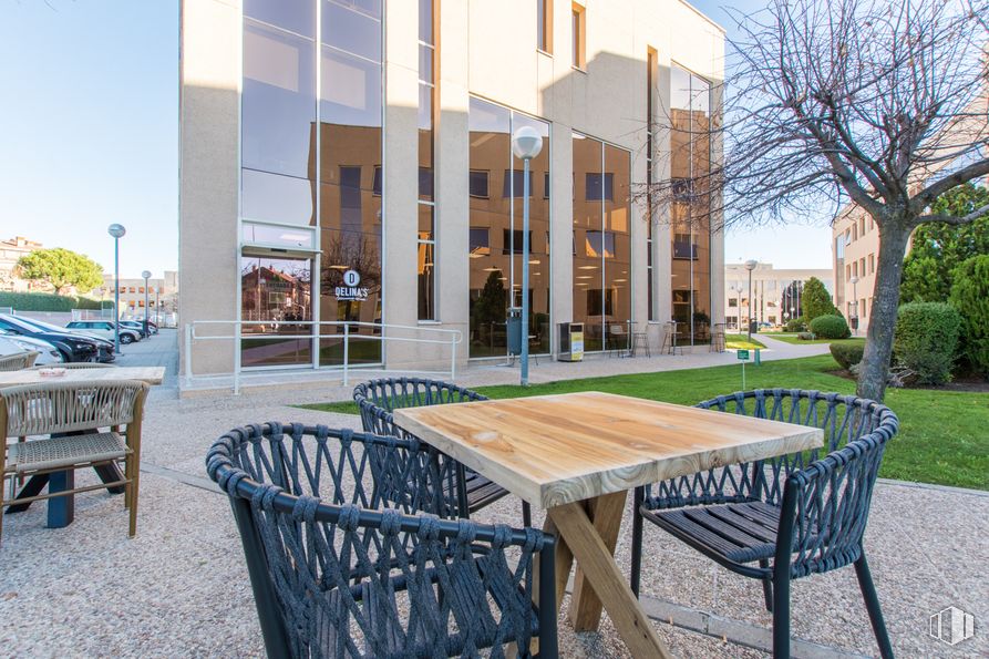 Oficina en alquiler en Edificio Londres, Playa de Liencres, 2, Las Rozas de Madrid, Madrid, 28230 con silla, mesa, edificio, mueble, propiedad, cielo, planta, ventana, azul y mesa exterior alrededor