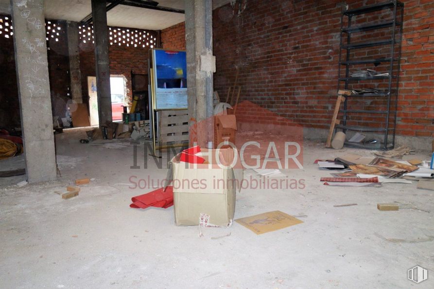 Retail for sale at Zona San Antonio, Ávila, 05005 with packaged goods, wood, flooring, floor, building material, gas, road surface, composite material, brick and hardwood around