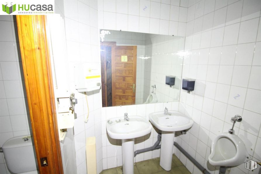 Retail for rent at Avenida Santa Bárbara, Toledo, 45006 with toilet, sink, mirror, tap, building, plumbing fixture, bathroom, bathroom sink, purple and fixture around